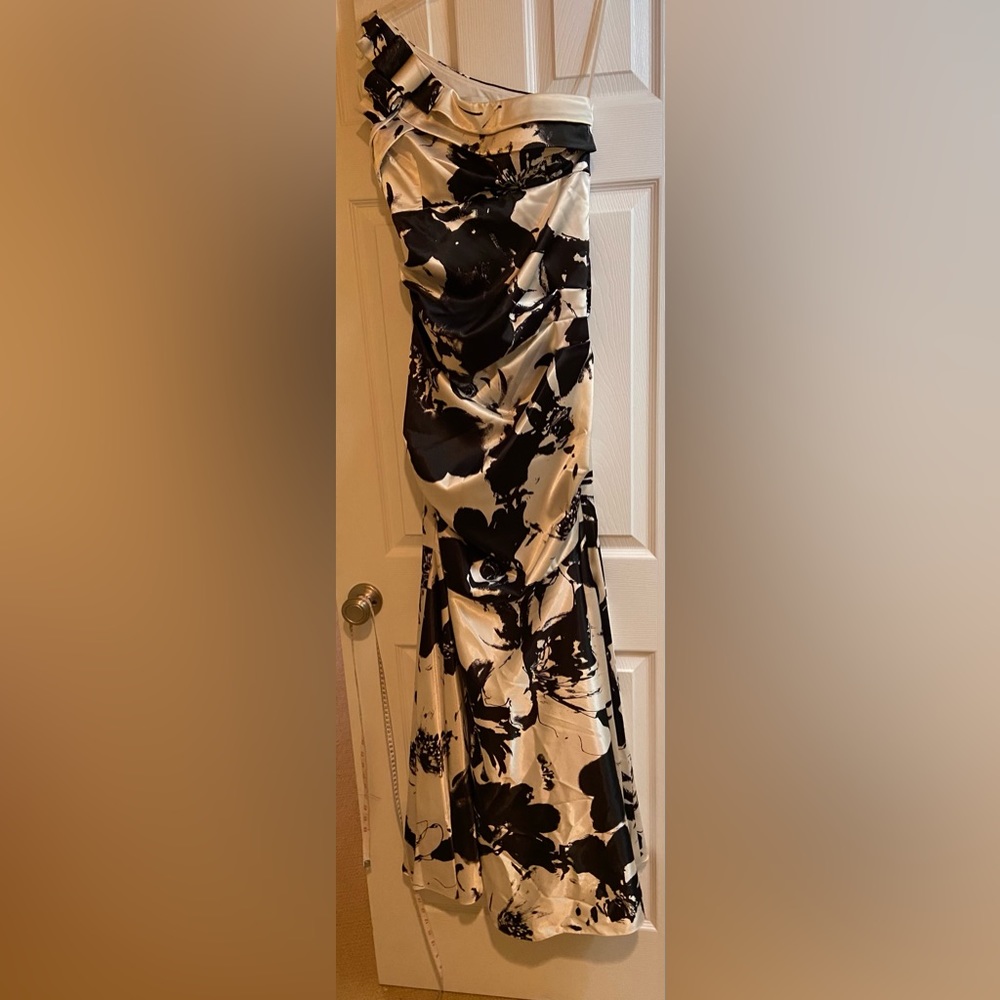 Betsy & Adam long formal dress size 4